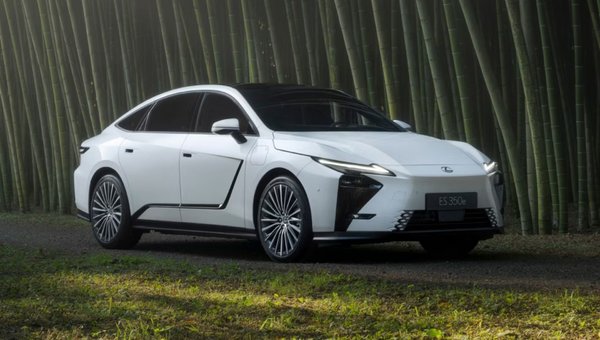 Lexus ES 2027 : 3 modèles pour une berline électrifiée de luxe
