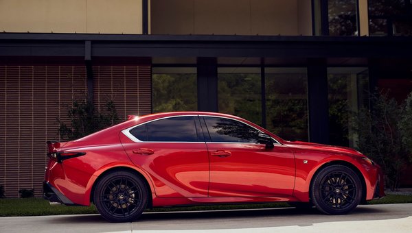 Lexus IS vs BMW Série 3 : une recette parfaite ?