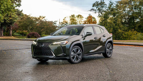 Lexus UX 2019 vs BMW X3 and Audi Q3