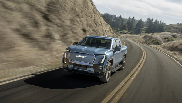 Super Cruise de série sur le GMC Sierra EV Denali 2026 : ce que ça change pour le remorquage mains libres sur les autoroutes canadiennes