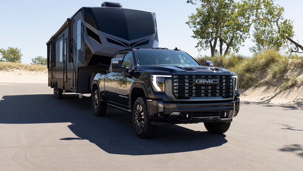 975 lb-pi à 1 600 tr/min : pourquoi le GMC Sierra 2500HD 2026 Duramax est taillé pour la saison de remorquage au Québec