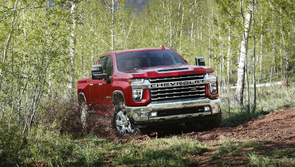 Chevrolet Silverado HD 2023 vs Ford Super Duty 2022 : une bataille de titans