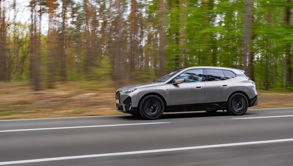 BMW iX vs Tesla Model Y : Plusieurs longueurs d’avance