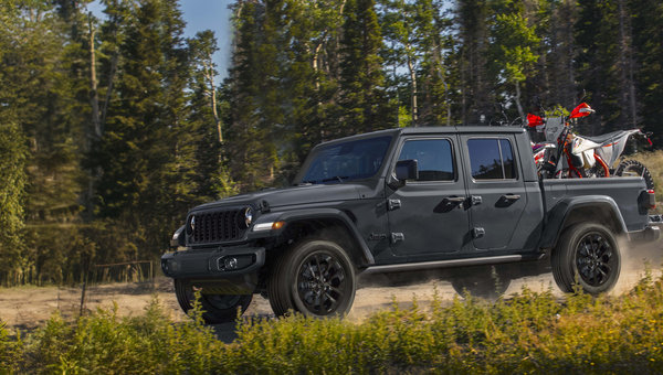 L’édition NightHawk apporte une touche de magie noire au Jeep Gladiator 2024