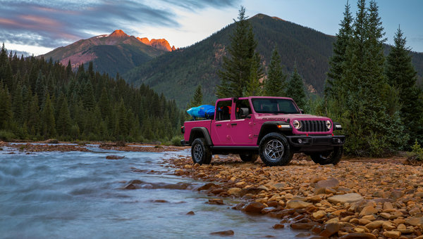 Le Jeep Gladiator 2024 adopte la couleur Tuscadero, disponible sur les modèles Mojave et Rubicon