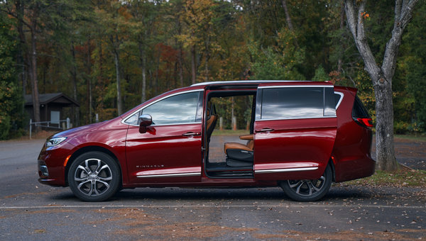 Découvrez l'avenir du voyage en famille avec les sièges Stow 'n Go de la Chrysler Pacifica 2024