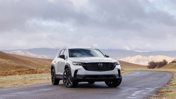 Le Mazda CX-50 hybride 2025 offre une efficacité de 6,2 L/100 km avec la traction intégrale