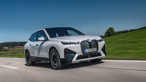 BMW iX 2025 : Trois façons puissantes d'expérimenter le luxe électrique