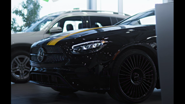 POUR DES VÉHICULES LUXUEUX, CHOISISSEZ MERCEDES-BENZ !