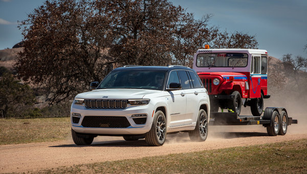 Le meilleur des deux mondes : la technologie hybride rechargeable Jeep 4xe et Pacifica VHR