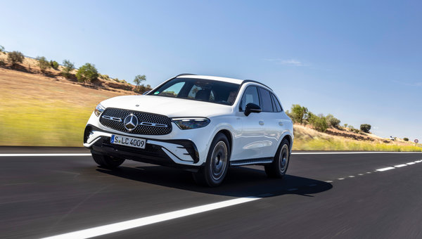 Du terrain de soccer à une soirée chic : la double personnalité du Mercedes-Benz GLC 300 2025