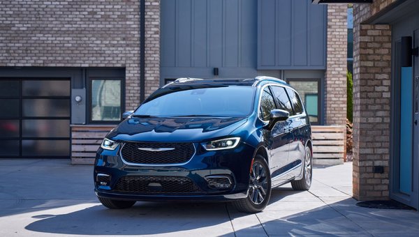 The 51km Advantage: How the 2026 Chrysler Pacifica PHEV Can Handle Your Montreal-Est Errands on Pure Electric Power