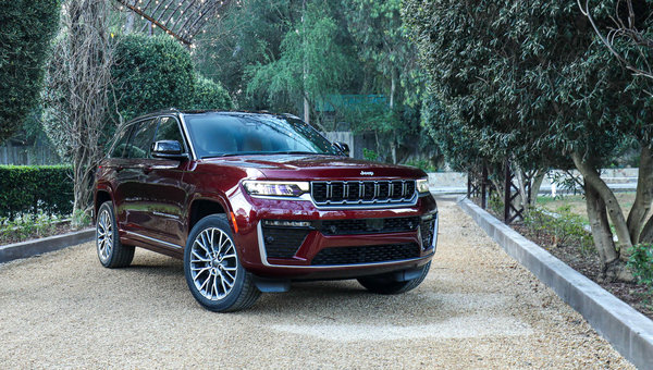 Hurricane 4 Turbo vs Three-Row Seating: The 2026 Grand Cherokee and Durango Compared for Families