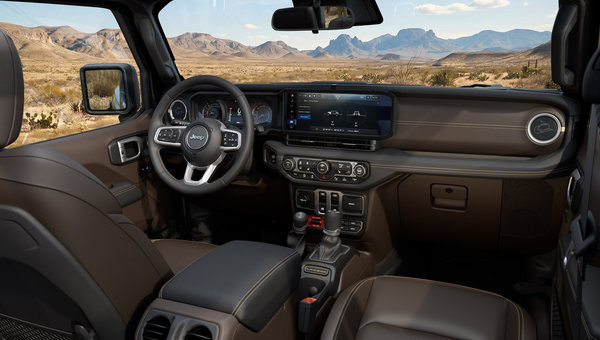 Dans l’habitacle du Jeep Wrangler Laredo 2027 — matériaux haut de gamme et ambiance Sud-Ouest