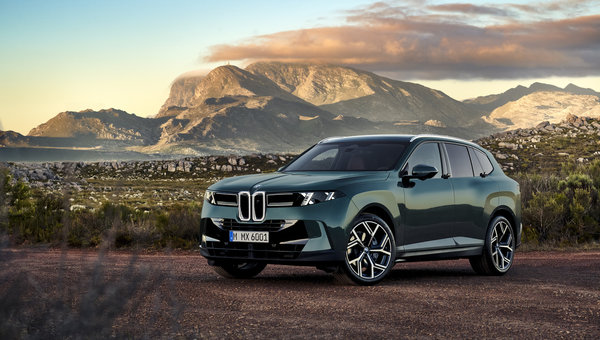 La gestion dynamique latérale donne au BMW X5 2027 des réflexes de voiture sport