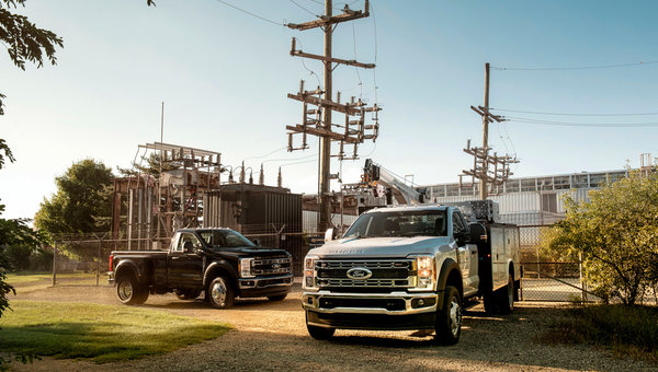 Ford Super Duty F-250 et F-350 2025 : Quel camion répond à vos besoins ?