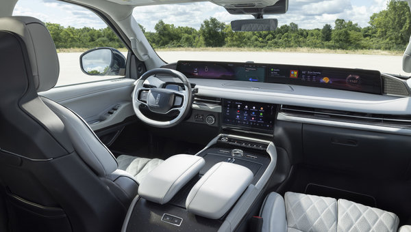 Comparaison du luxe intérieur du Lincoln Navigator 2025 et du Cadillac Escalade 2025