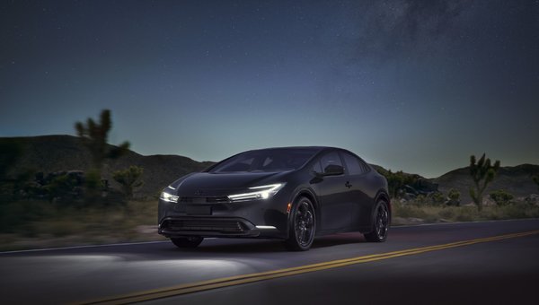 Toyota Prius PHEV Nightshade 2026 : l’hybride rechargeable au style assumé