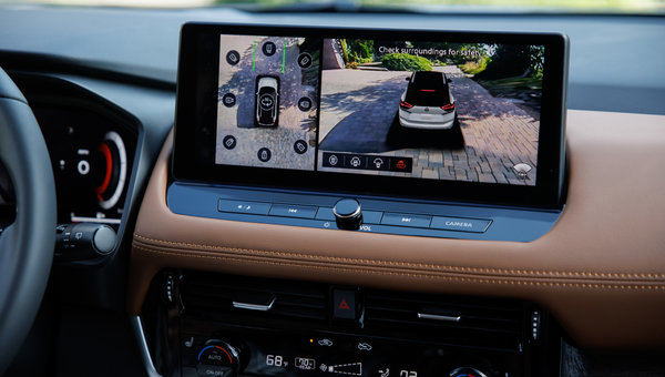 Stationnement manuel ou moniteur de vue panoramique du Nissan Rogue 2025 : le gagnant est clair