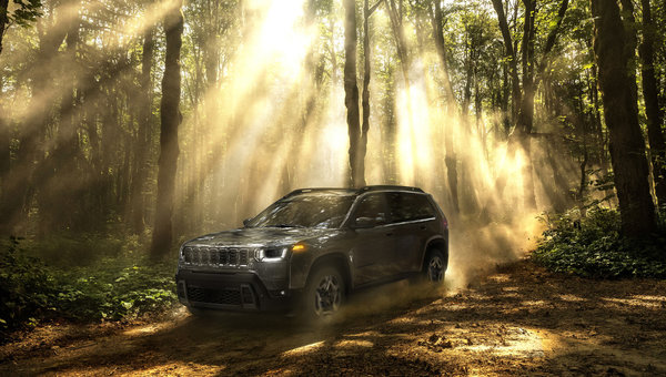 Le Jeep Cherokee 2026 revient avec une refonte complète et une option hybride