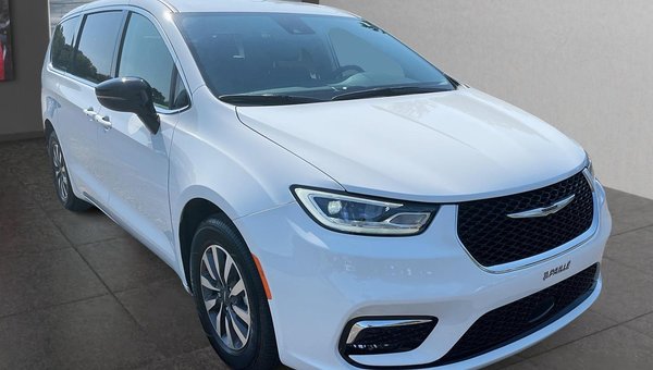 Chrysler Pacifica PHEV 2025 vs Pacifica: quel groupe motopropulseur vous convient le mieux