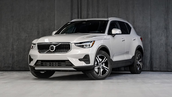 2023 Volvo XC40 Core Silver Dawn Metallic - Pictures