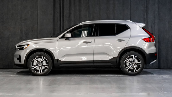 2023 Volvo XC40 Core Silver Dawn Metallic - Pictures