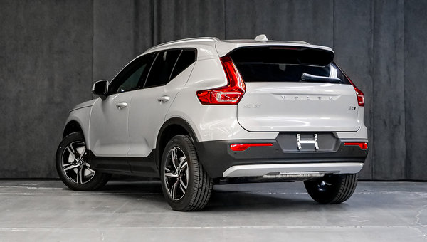 2023 Volvo XC40 Core Silver Dawn Metallic - Pictures