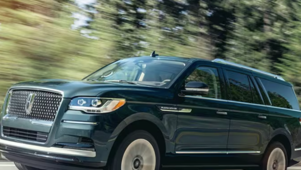 Command with Confidence: Lincoln Navigator’s ActiveGlide™ Hands-Free Highway Driving