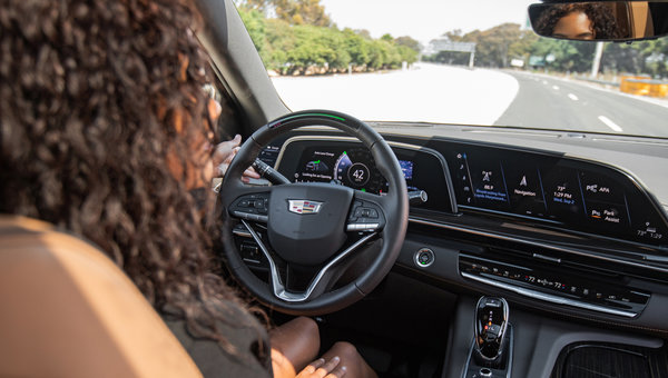 Un aperçu du système Cadillac Super Cruise et comment il dépasse l'Autopilot de Tesla