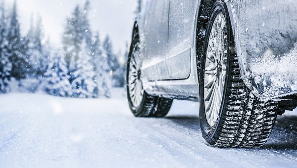 Préparer son véhicule pour l’hiver : les incontournables pour affronter la neige en toute sécurité