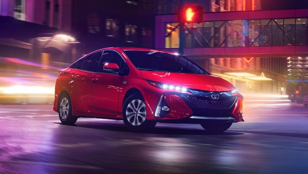 How does a Toyota hybrid car work?