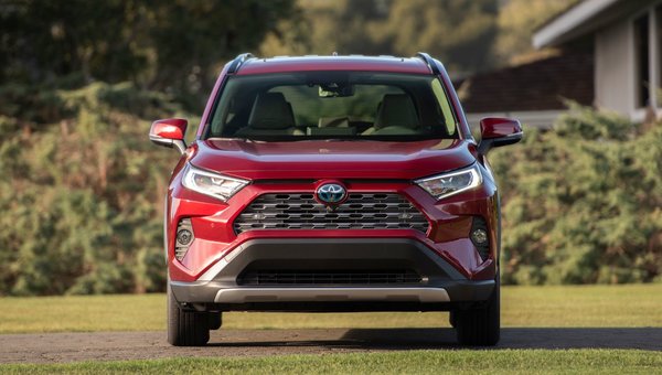 Buying or leasing a 2019 Toyota RAV4 at Longueuil Toyota