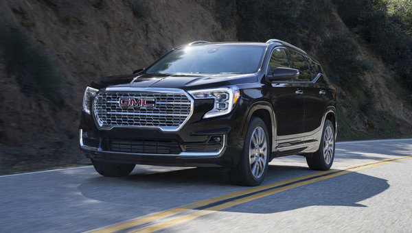 Comparaison du GMC Terrain 2024 et du Toyota RAV4 2024