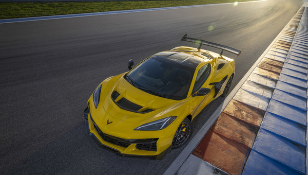 La Corvette ZR1 2025 atteint la vitesse de 0 à 96 km/h en 2,3 secondes, un record.