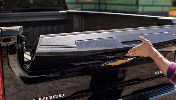 Comment le hayon multi-flex du Silverado 2025 simplifie le travail et l'aventure