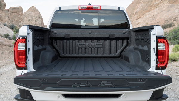Le hayon EZ-Lift du GMC Canyon 2026 peut-il tout transporter pour vos week-ends au chalet?