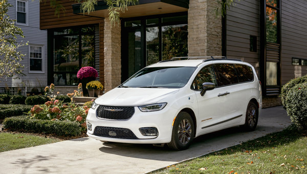 Chrysler Pacifica vs. Jeep Grand Cherokee L: Which Is the Ultimate Family Vehicle for Navigating Edmundston?