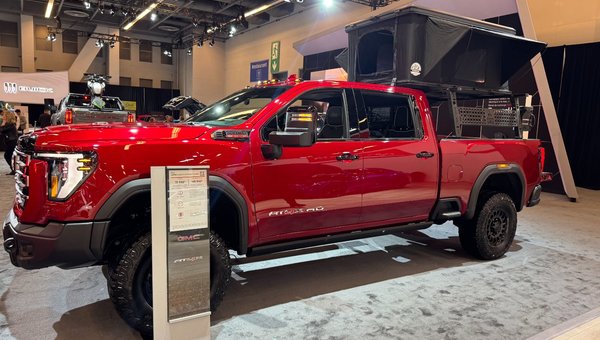 Arnold GM at the Montreal Auto Show: The GMC Sierra 2500 HD AT4X, a Perfect Blend of Toughness and Refinement