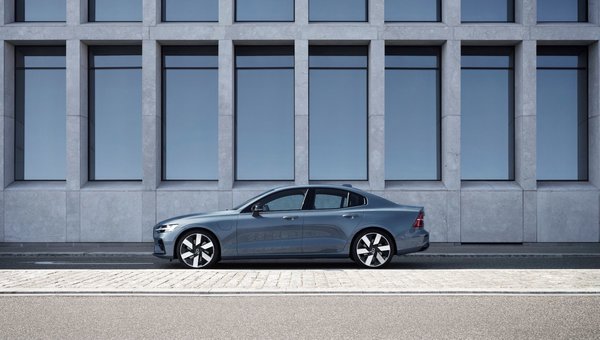 Here is How the 2024 Volvo S60 Recharge Outshines the BMW 3 Series PHEV