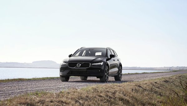 Style and Versatility : A Look at the 2024 Volvo V60 Cross Country