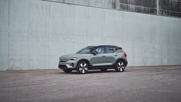 What Makes the 2024 Volvo XC40 Recharge Stand Out from the Genesis GV60?