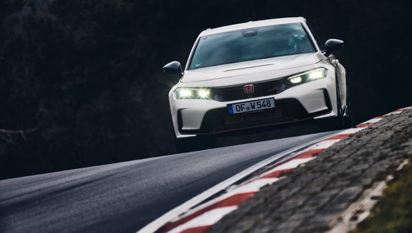 Du point de corde à l'asphalte : Comment la Honda Civic Type R 2024 allie performance sur circuit et facilité d'utilisation au quotidien