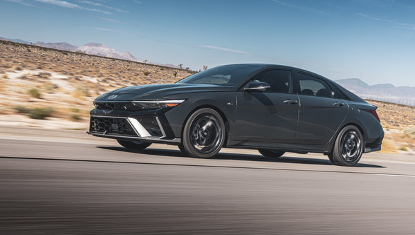 Comparaison entre la Hyundai Elantra 2024 redessinée et la Mazda3 2024