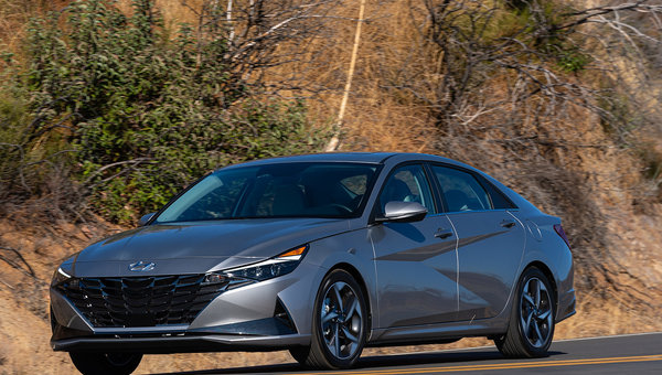 Hyundai Elantra 2021 vs Honda Civic 2021: plus de fonctionnalités, meilleur prix