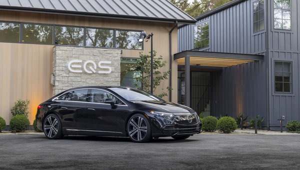 Les nouveaux véhicules électriques Mercedes-Benz EQE et EQS remportent deux prix prestigieux