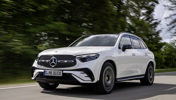 Choosing Between the 2025 Mercedes-Benz GLC 300 and 350e Powertrains