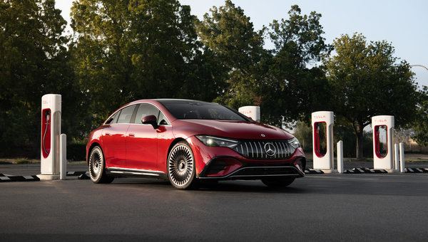 Mercedes-Benz améliore les options de recharge des VE grâce à l'accès aux Superchargeurs Tesla et à son propre réseau