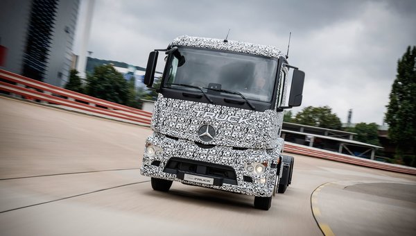 Mercedes-Benz Showcases the World’s First All-Electric Truck