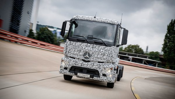 Mercedes-Benz présente le premier camion 100 % électrique au monde
